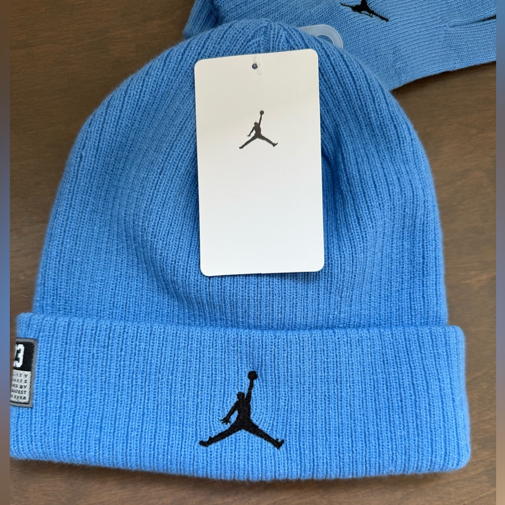 NWT • Jordan Legend Blue 2 piece set Beanie Hat and Gloves